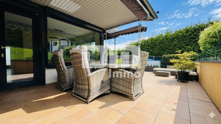 Umfangreich sanierter kompakter Wohntraum im Grünen mit großem Garten und vielen Extras - Terrasse / teilüberdacht